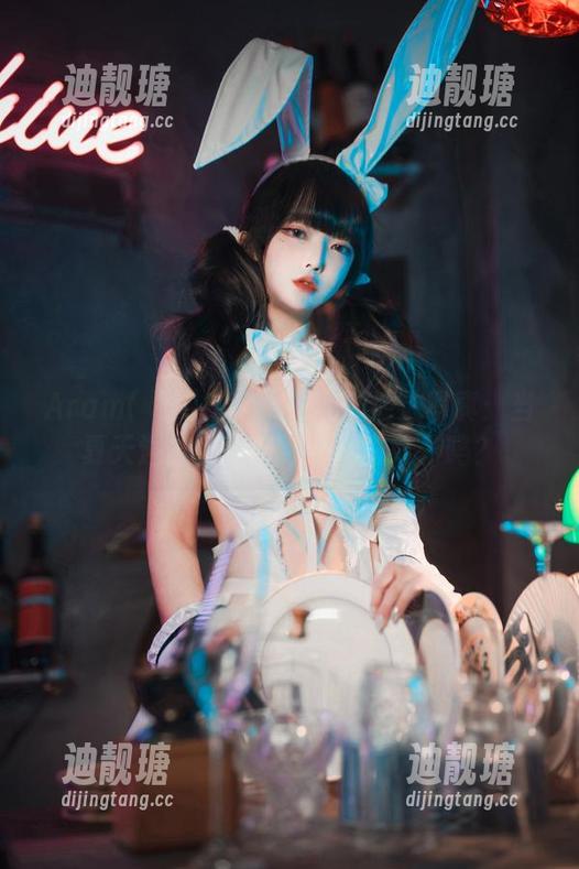 Aram(아람)DJAWA的泳池边写真：当夏天遇上了青春，你准备好了吗？