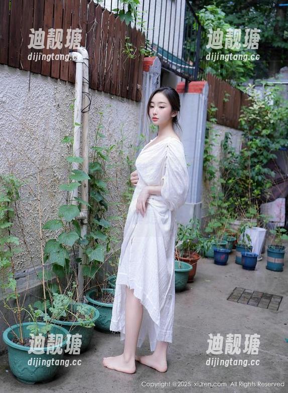Xiuren秀人网 - 徐莉芝Booty的吊带私拍图片，难道她就打算靠这个吸引我吗？哈哈，好像真是的……