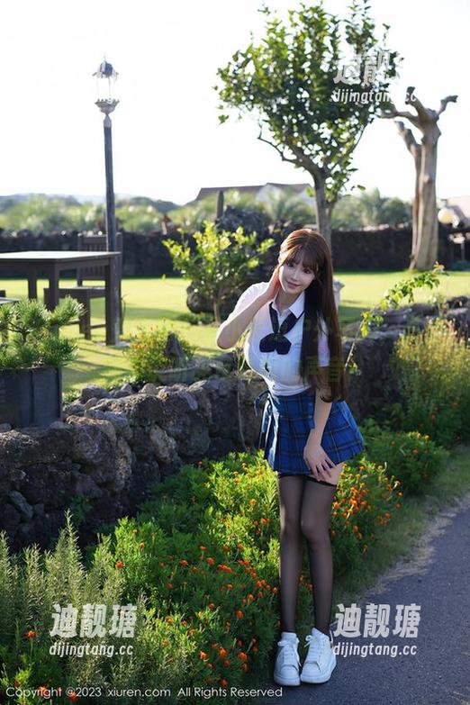 Xiuren秀人网 - 是小逗逗户外写真，高清到你能听见草莓叫的声音！