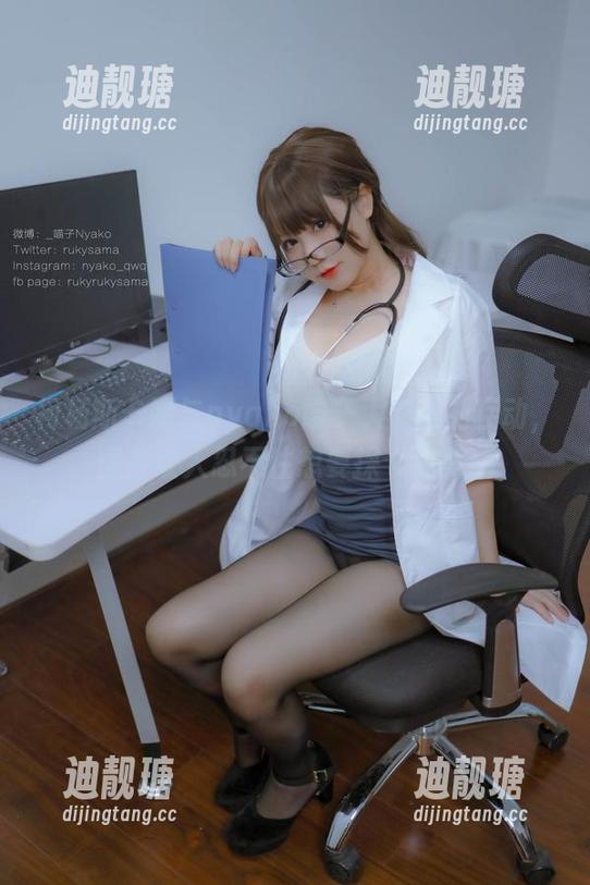 柯杨斯卡娅与nyako喵子大魔王的互动，图片让人忍不住想要探个究竟！