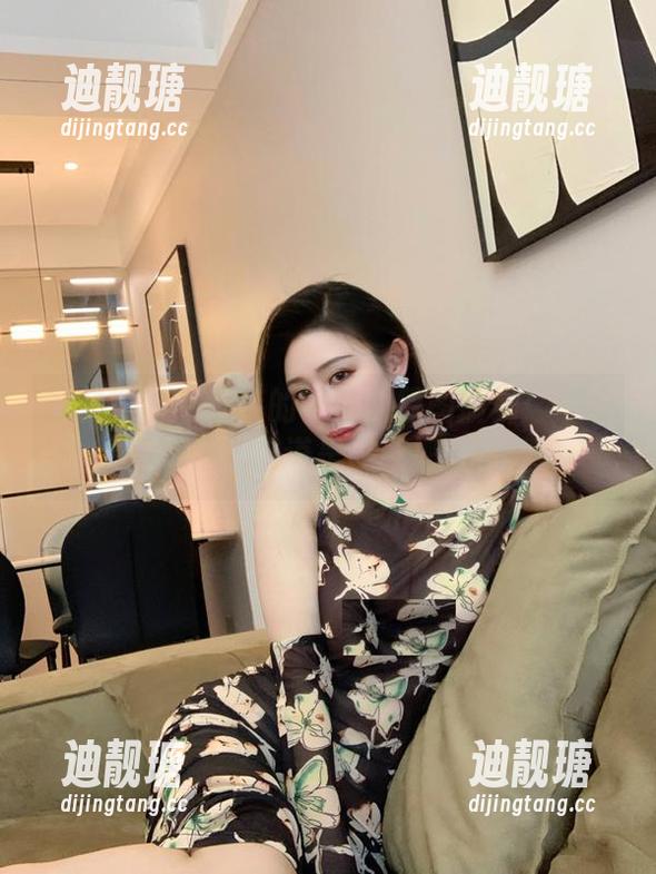 微密圈 - 不爱笑的赛琳的原图瑜伽：动作那么撩人，难道是故意把人看傻？