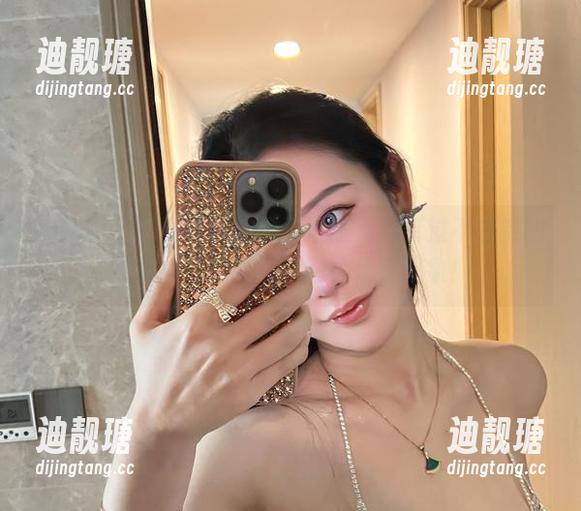 微密圈 - 想要吸睛的极致性感？别错过不爱笑的赛琳的震撼作品，图片超乎想象！