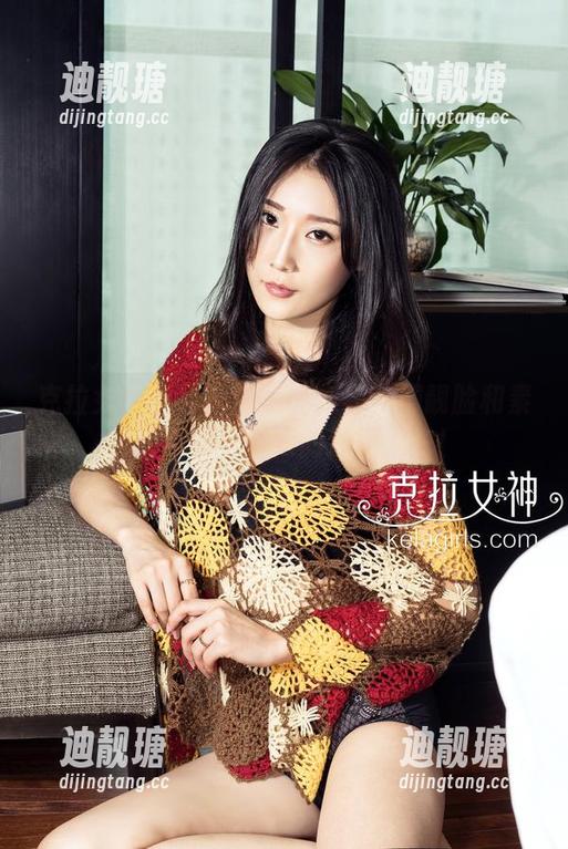 克拉女神-柠西 克拉女神 - 柠西的写真作品:用靓脸和素足征服万千观众的沙雕人生!