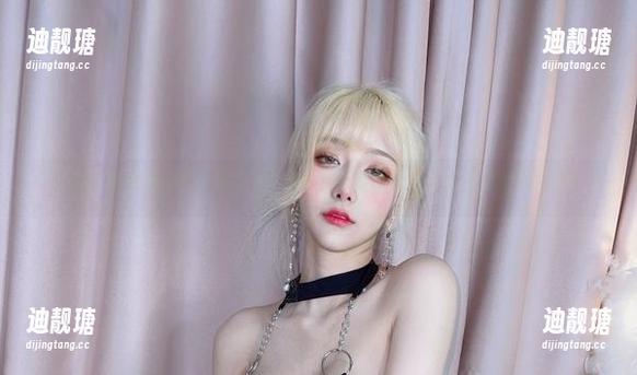 金发芭比私房瞬间，啾小妍Deer的合集藏着怎么都无法解开的谜！