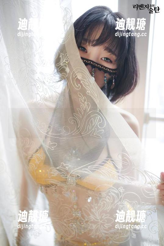 私房全揭秘！姜仁卿(강인경)与白色比基尼的森林漫步