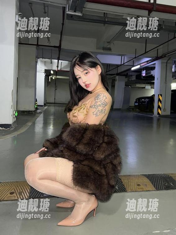 小u优优子 微密圈 - 小u优优子的图集:看她美脚,真的是太让人心动了!