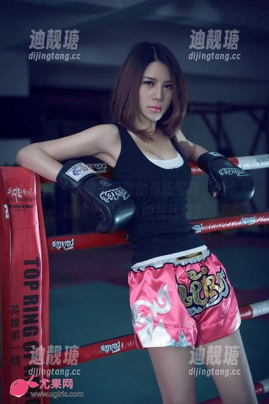 尤果网 - 李凌子吊带的最新写真，怎么就能这么吸引我的视线呢？
