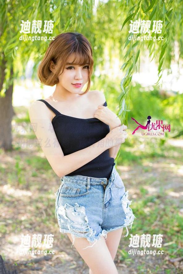 尤果网 - 球球的私拍原图，校服竟然也能拍得这么有趣，这转角的视觉真不错！