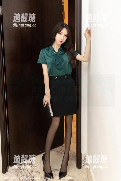 尤蜜荟 - laura阿姣圣诞写真：红跑车与圣诞树，谁说节日只能走温情路线，图片分享体验颠覆你的印象！