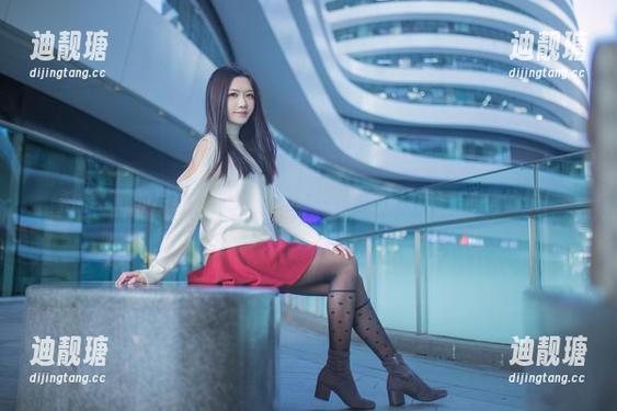 希希_啾的写真就像全套大凤泳衣：色彩鲜艳，心情愉悦！