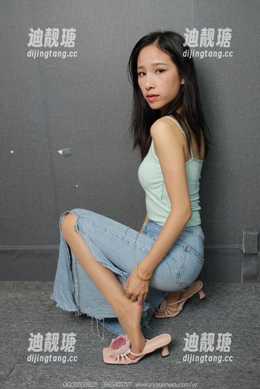 异思趣向 - 小宝又来了！长腿连衣裙写真，怎么每次都能击中我那颗肉乎乎的心？