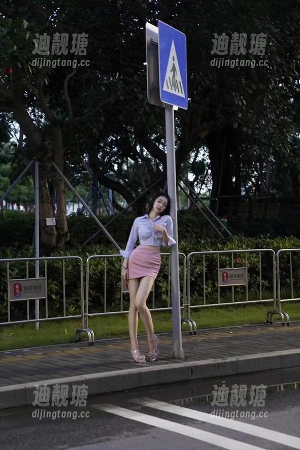 徐珺大哥 微密圈 - 这福利图片简直是徐珺大哥制服的完美展现,谁能拒绝?