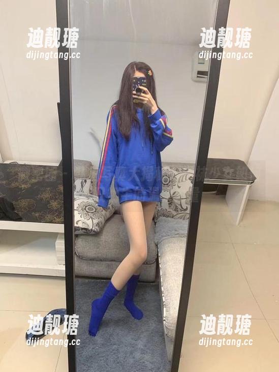 微密圈 - 私拍写真大揭秘：提袜少女如何驾驭奶牛的温柔力量