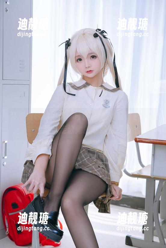 装满故事的列车：日奈娇的JK写真合集，带你走进她的奇妙世界
