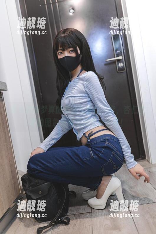 喜多川海梦真的适合女警这一套，杏仁曲奇的图包里竟然藏着小惊喜！
