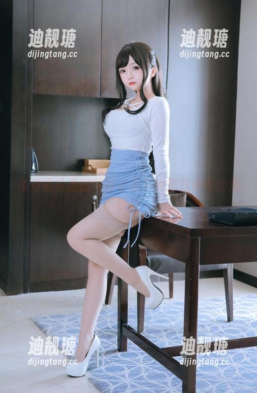 高清图片里的樱井小莜与她那双神奇的高跟鞋