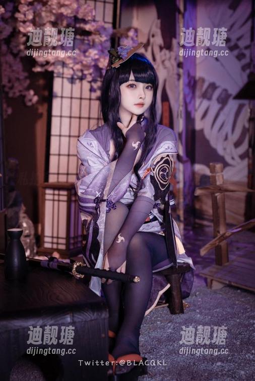 私拍实录：白莉爱吃巧克力与她的牛仔裤，一场偶发的时尚迷思