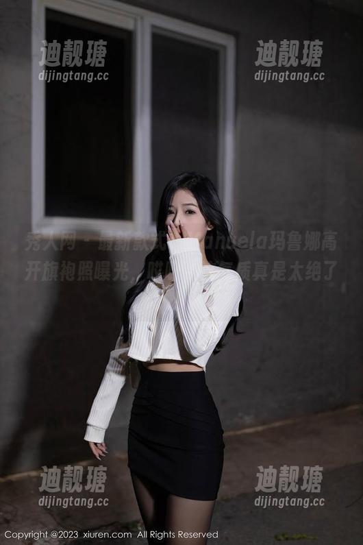 秀人网 - 最新款式，Manuela玛鲁娜高开旗袍照曝光，哎呀，这气质真是太绝了！