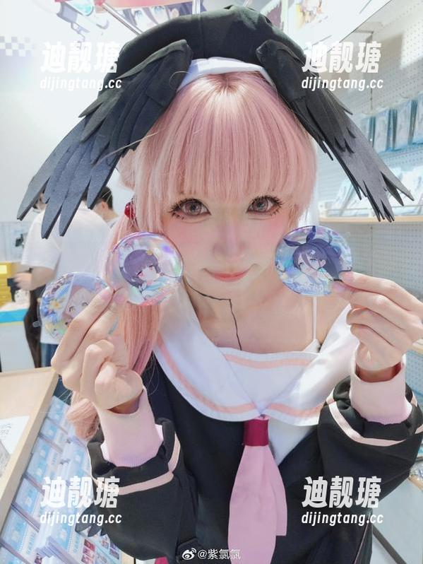 紫氯氯的校服美图，哎呀，真是无圣光的诱惑啊！