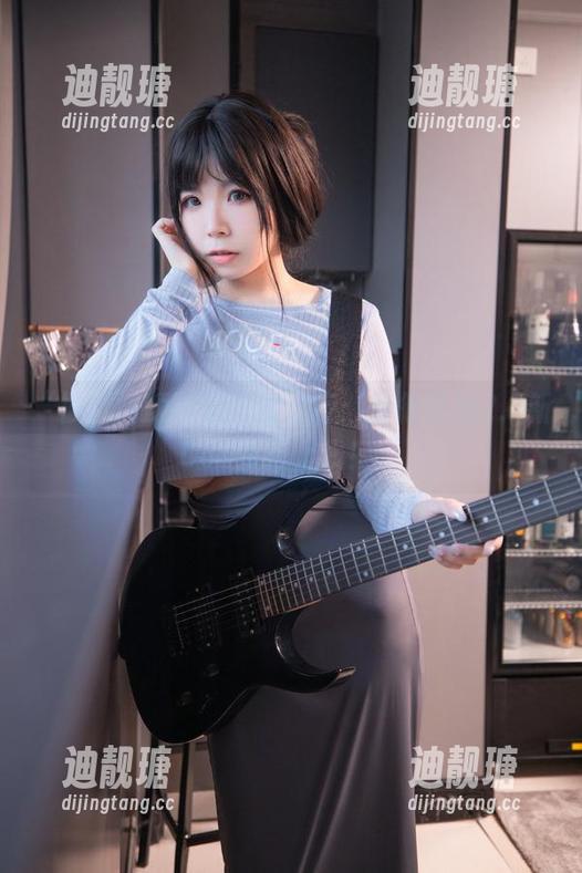 “被自闭颜球球萌到不行：吉他妹妹2.0新Cos资源上线！“