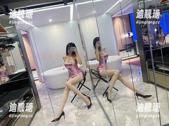 微密圈 - 精选牛仔辣妹图集：葛征的穿越时空之旅，牛仔和辣妹的完美碰撞