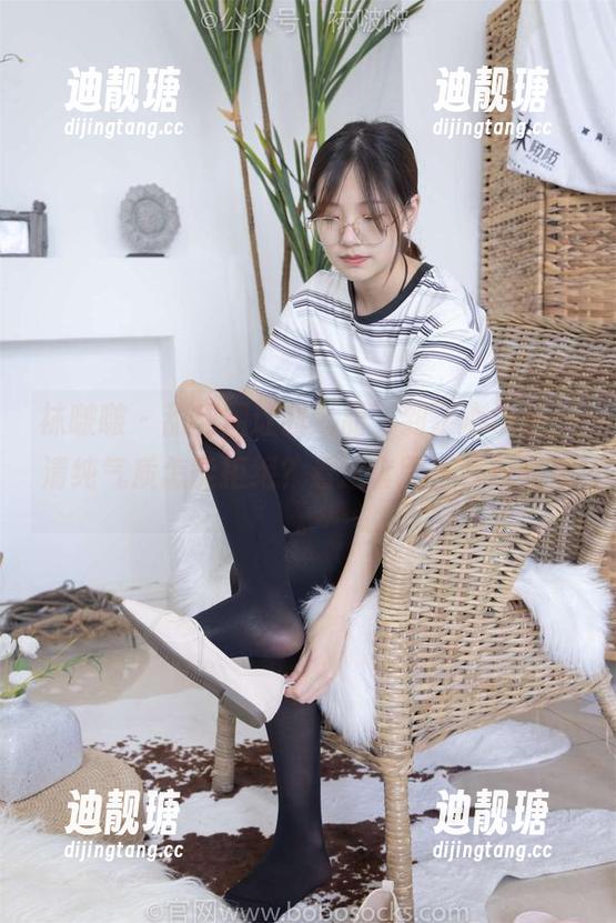 袜啵啵-甜甜圈 袜啵啵 - 甜甜圈让我‘甜’到了心坎里,清纯气质怎能拒绝?看这套图合集就知道。