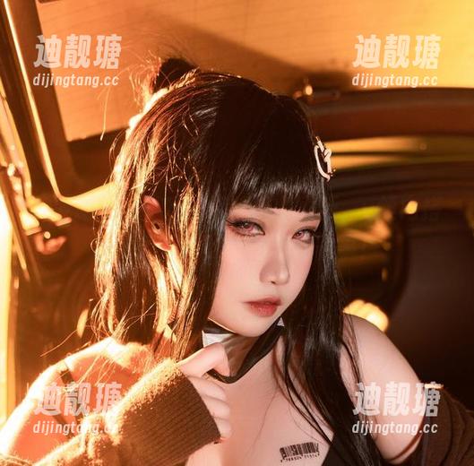 别眨眼！贞子蜜桃的作品集更新，v领内搭风情万种，让你想追问故事！