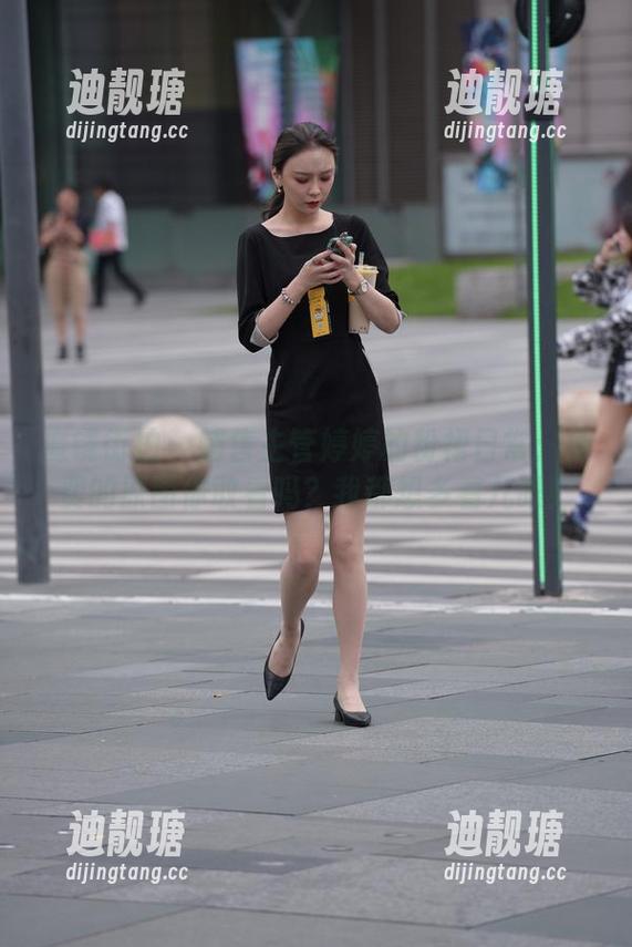 魔镜街拍 - 销售主管婷婷的粉裙日常：免费的原图你敢看吗？我都想多看几眼！