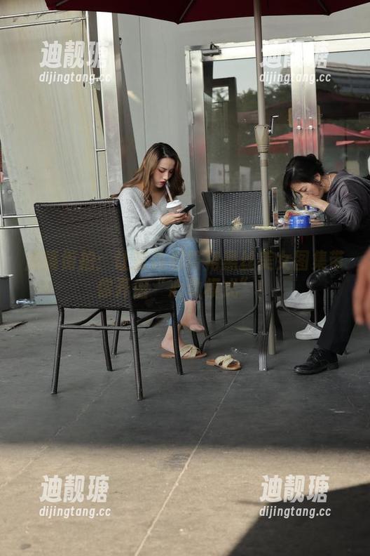 魔镜街拍：让蓝色包臀裙黑丝美女图集带你开启“心动模式”！