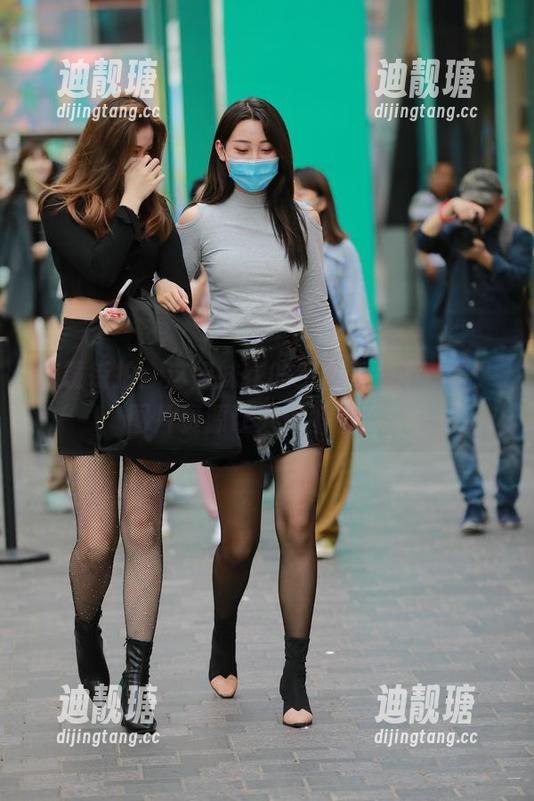 魔镜街拍 魔镜街拍:这姐妹花的组合真是不一样,图片资源让人停下脚步!