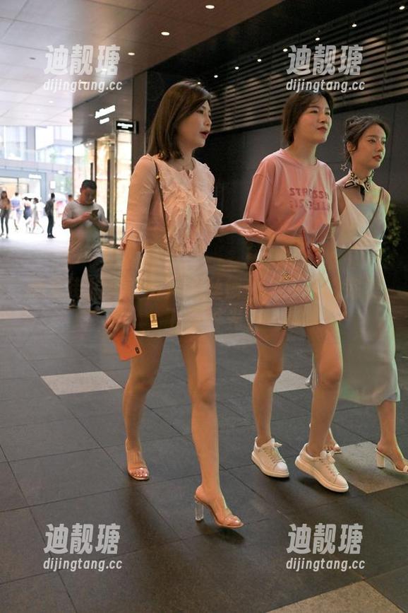 魔镜街拍 魔镜街拍写真:用黑丝锁住美少妇的完美下午时光