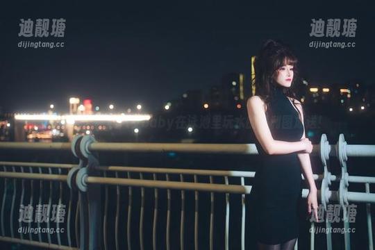 作品来了！鹿八岁baby在泳池里玩水的福利图放送！